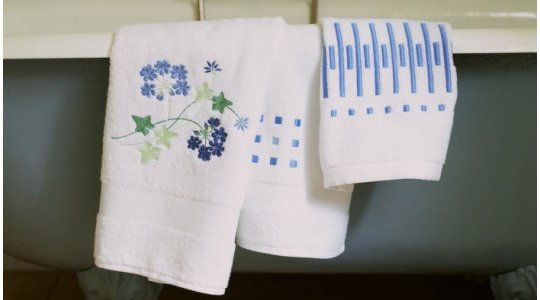 GERANIUM, CARRE MAGIQUE, MADEMOISELLE H embroidered bath towels