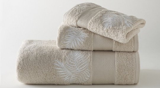 AMAZONE embroidered bath towels (sand - white)