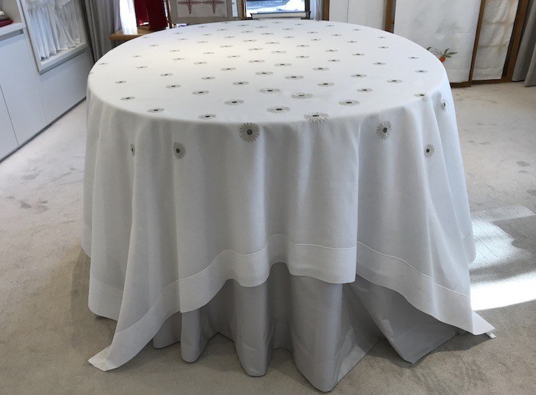 "Quand vient l'été" embroidered tablecloth