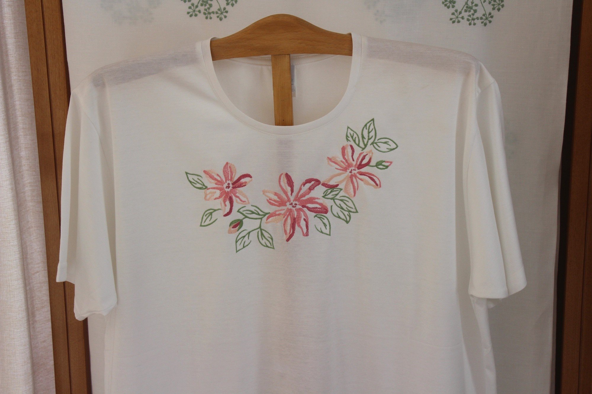 T-shirt de nuit brodé "Clématites"