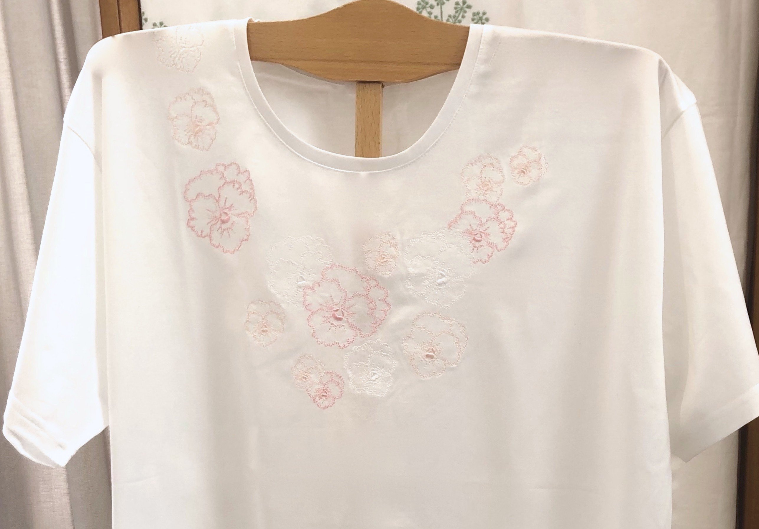 T-shirt de nuit brodé "Pensées enchantées"