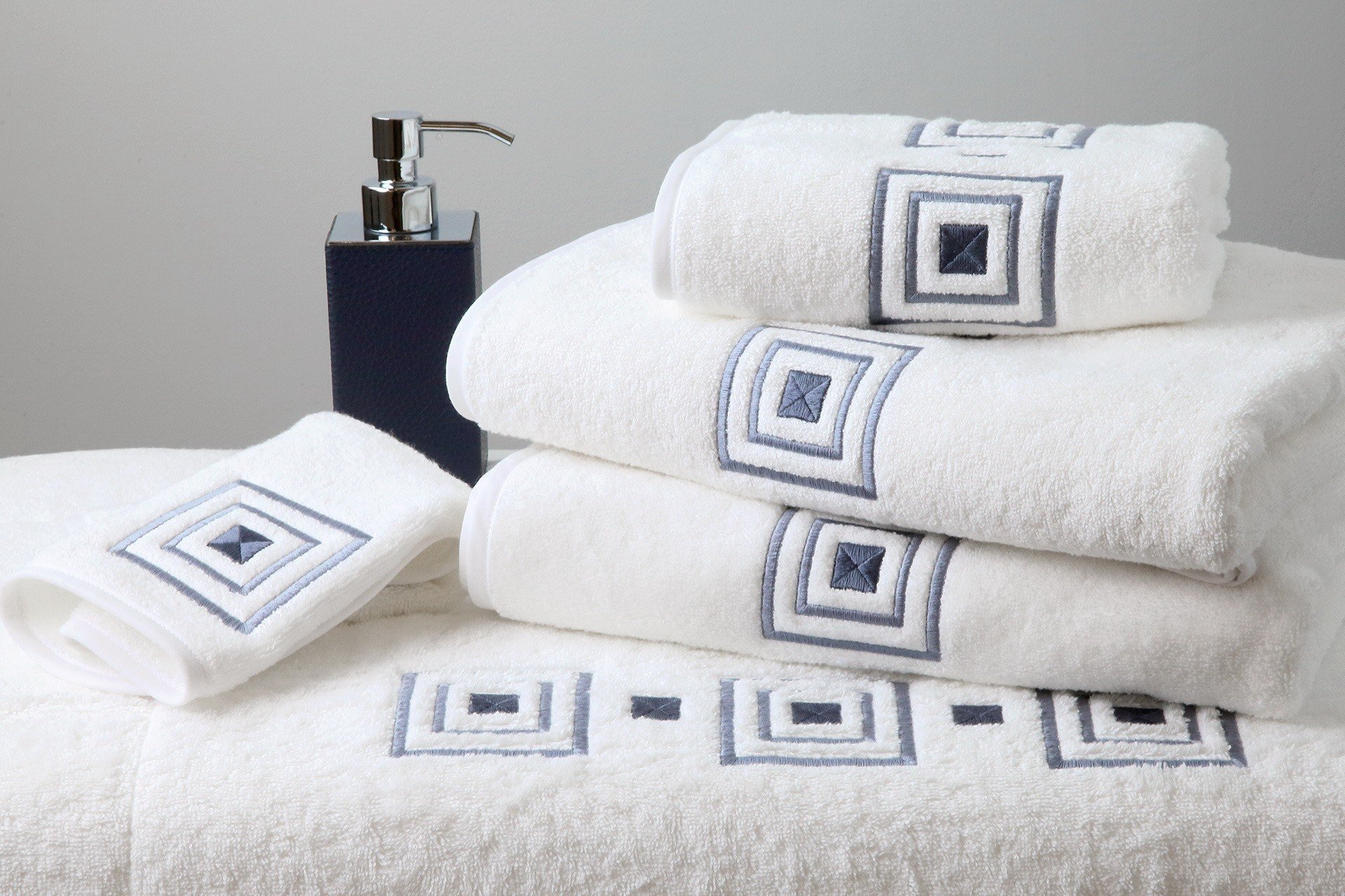 PRISME embroidered  "biais" bath towels