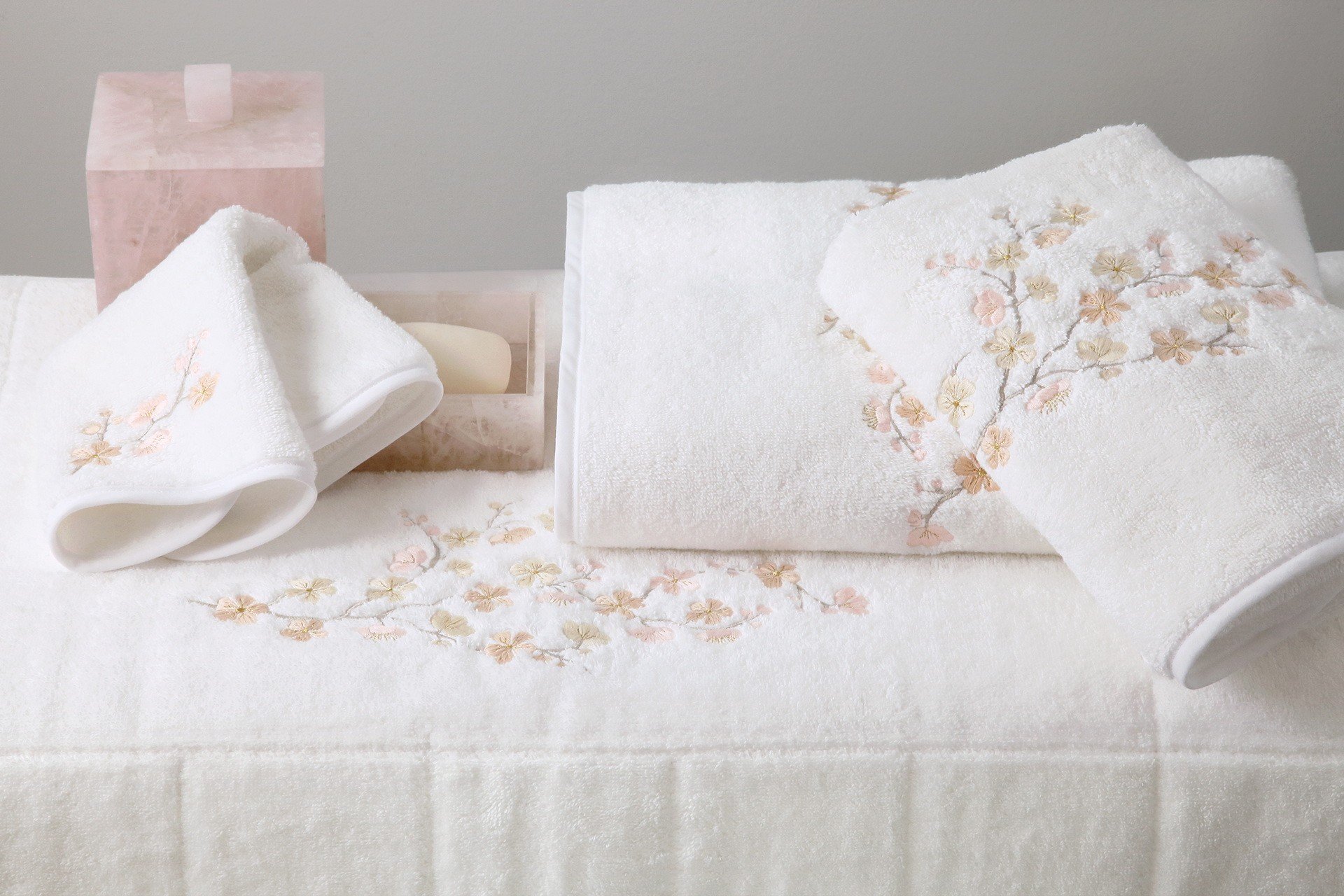 FLEURS DE POMMIER embroidered bath towels (white- pink)