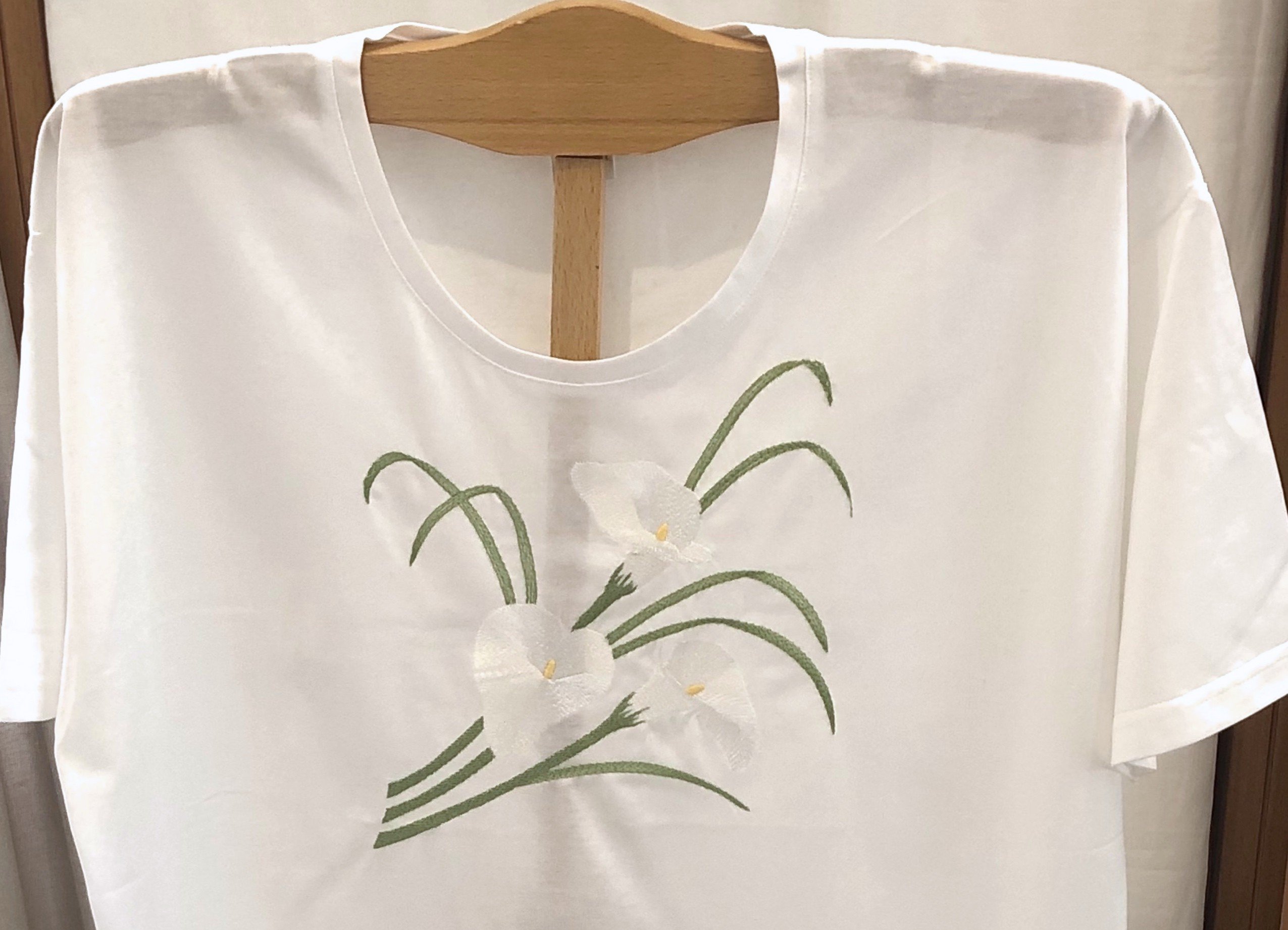 T-shirt de nuit brodé "Arums"