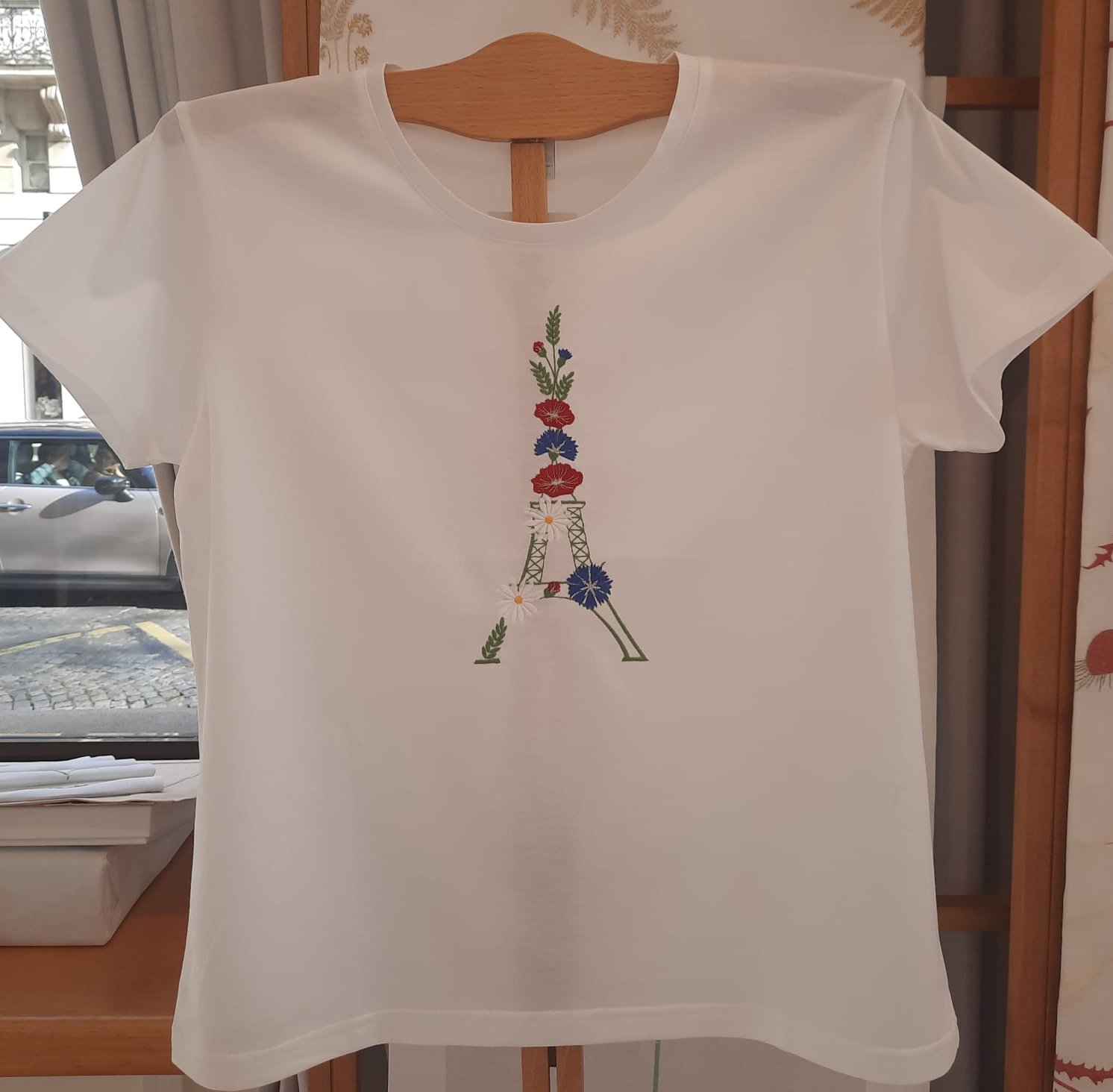 T-shirt classique brodé "Eiffel fleurie"